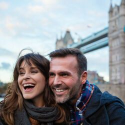 Smiling couple with Tower Bridge in background Photo istock 838029070