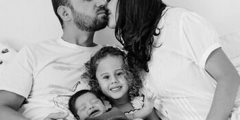 Man and woman kissing with child and baby Photo pexels jonathan borba