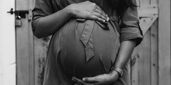 Pregnany woman holding belly by Camylla Battani on Unsplash