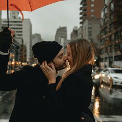 couple-umbrella-city